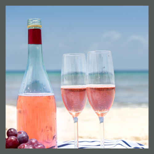 Eine Flasche Wein aus Zypern am Strand