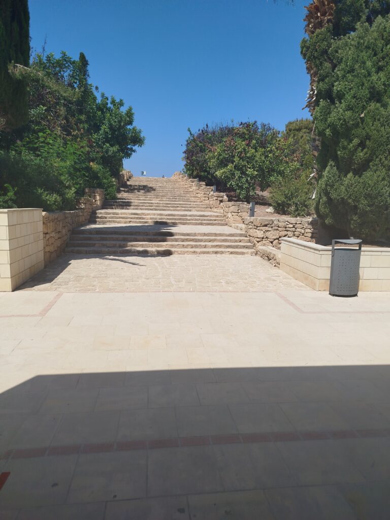 Breite Treppen in Beige im archäologischen Park von Kato Paphos