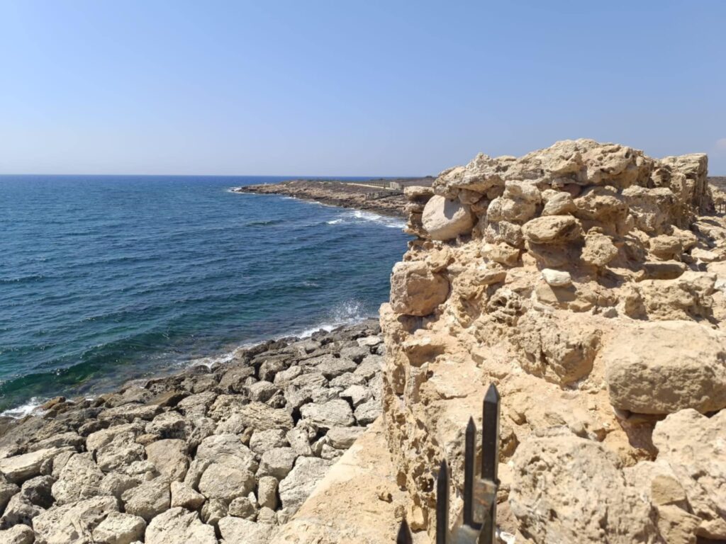 Ausblick aufs Meer mit Felsen und Steinen im Vordergrund