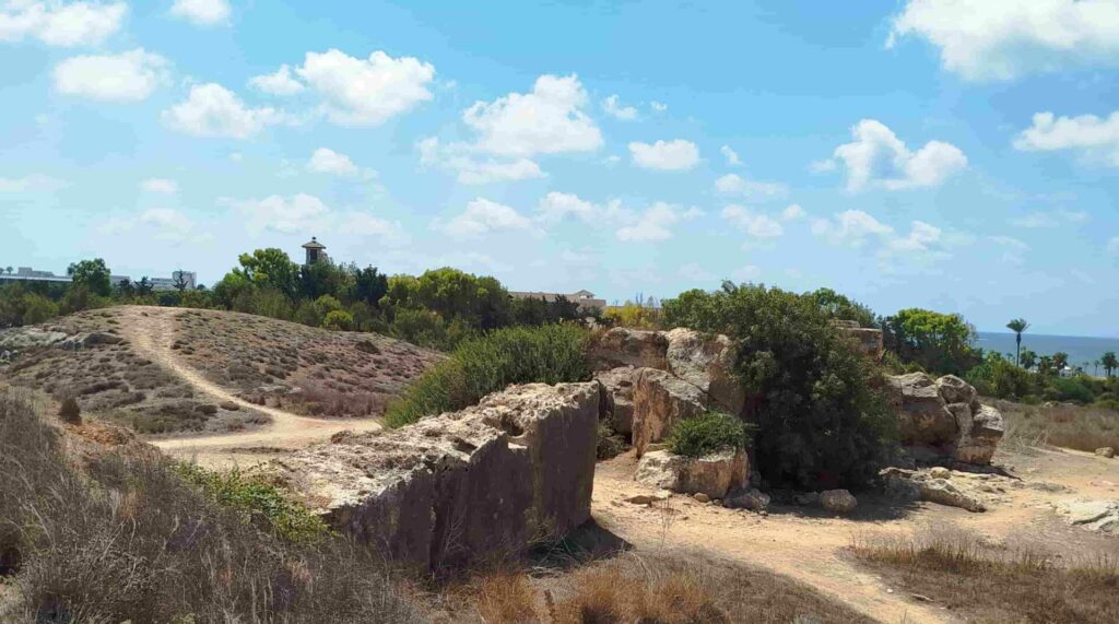 Aufsicht auf verschiedene Grabstätten im archäologischen Park Nea Paphos