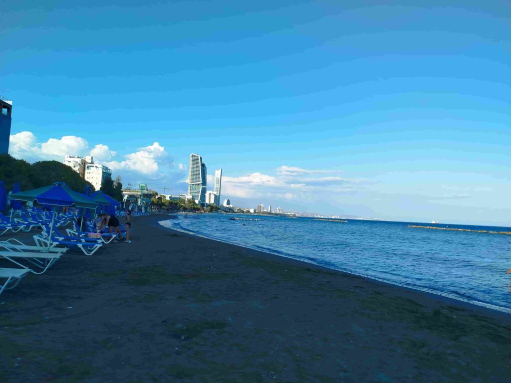 Ein Strand mit Stühlen und Sonnenschirmen in Limassol
