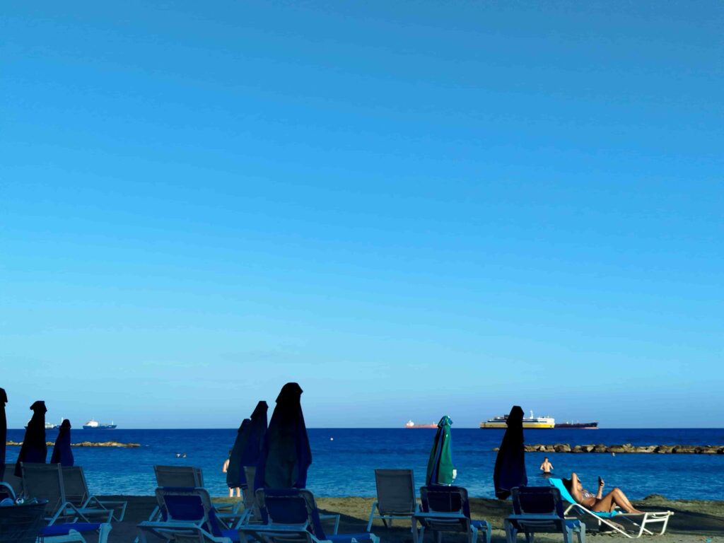 Menschen am Strand mit Menschen im Hintergrund in Limassol