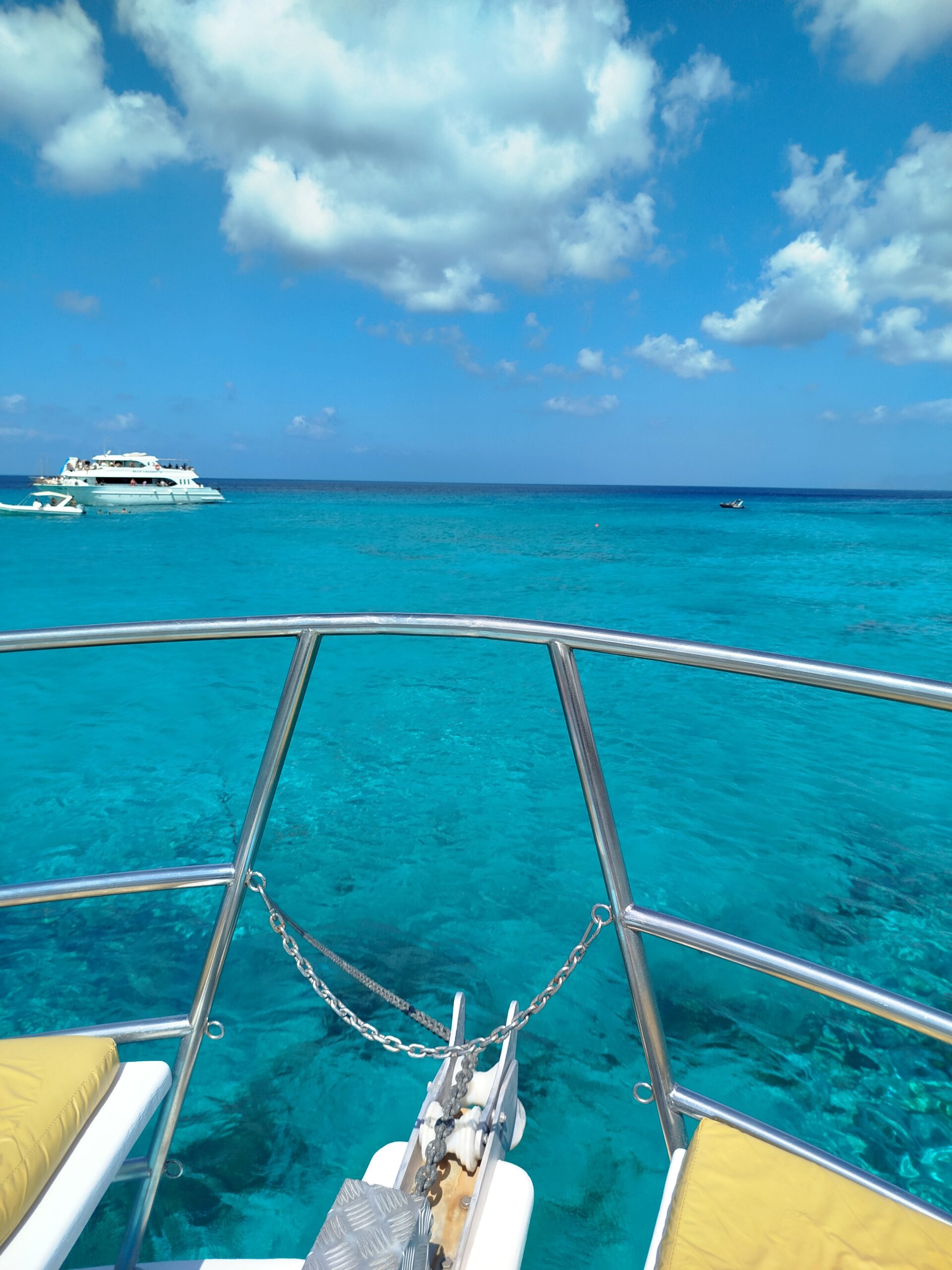 Ein Boot in der blauen Lagune auf Zypern