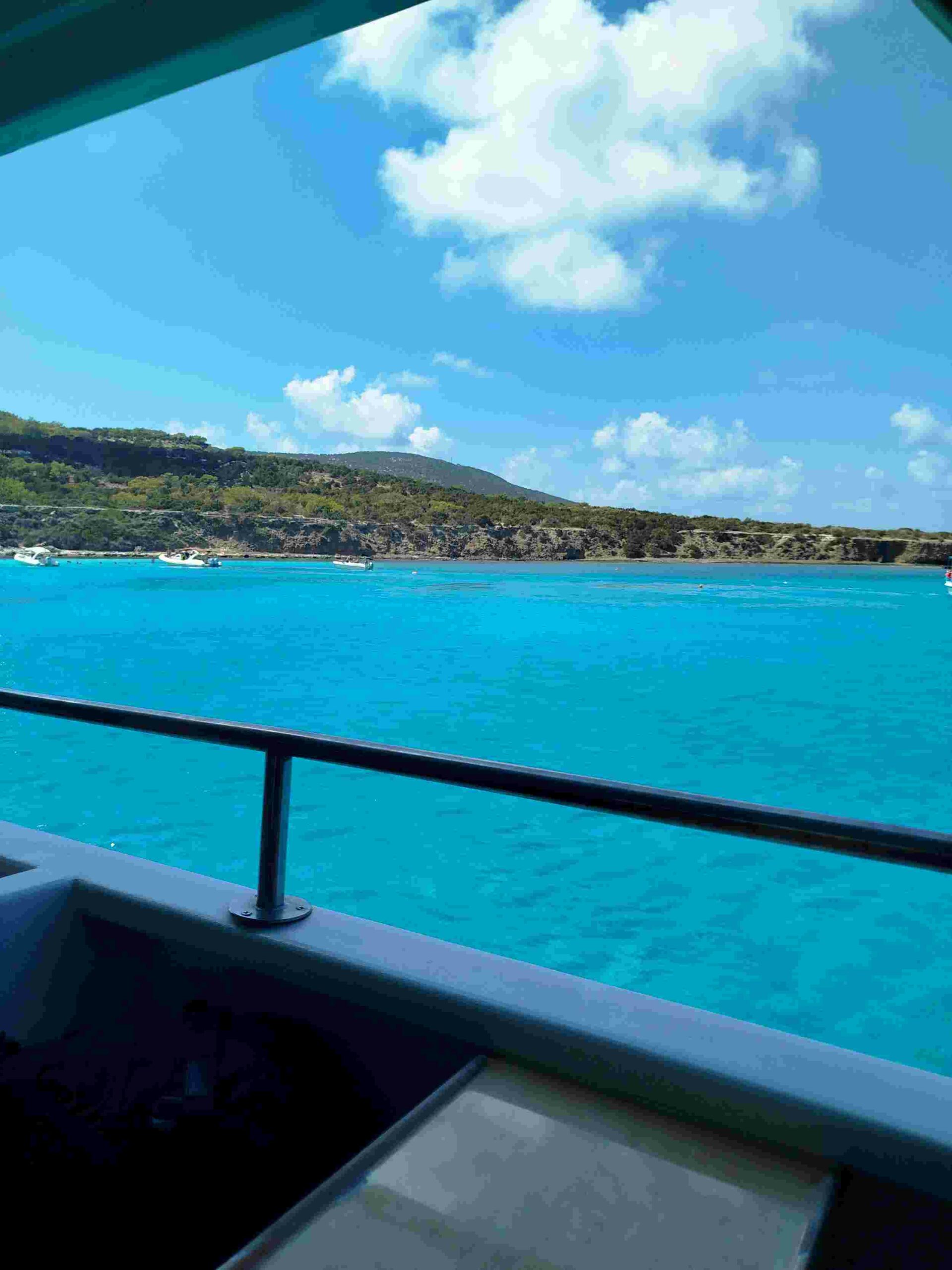 Meer auf Zypern mit Booten und Bergen im Hintergrund