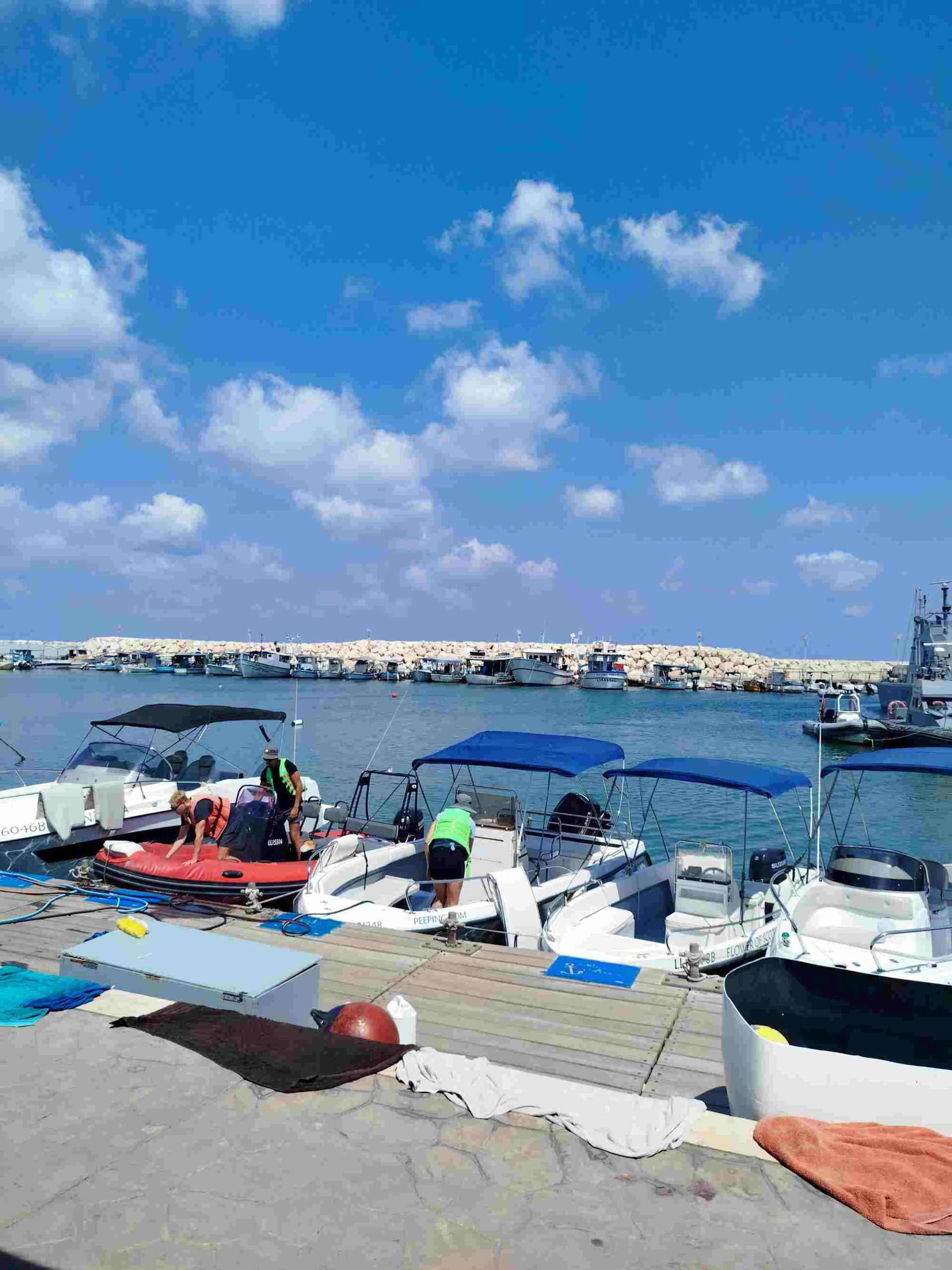 Boote am Hafen Latchi in Zypern auf dem Meer