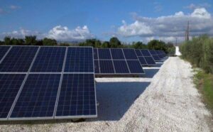 Zypern gilt als Insel des Lichts – mit über 320 Sonnentagen im Jahr bietet die Mittelmeerinsel ideale Bedingungen für die Nutzung von Solarenergie. Kein Wunder also, dass Photovoltaikanlagen (PV-Anlagen) in den letzten Jahren einen regelrechten Boom erlebt haben. Doch wer sich als Eigentümer oder Mieter in Zypern für Solar interessiert, stößt schnell auf eine Vielzahl an Fachbegriffen, Vorschriften und praktischen Fragen: Welche Solaranlagen sind erlaubt? Welche Genehmigungen brauche ich? Wann lohnt sich Net-Metering – und wann eher eine Insellösung mit Akku? Sind Balkonkraftwerke zulässig, wie man sie aus Deutschland kennt? Dieser Artikel beleuchtet die wichtigsten Aspekte rund um Solaranlagen in Zypern – von den klimatischen Vorteilen über die rechtlichen Rahmenbedingungen bis hin zu den technischen Lösungen. Gleichzeitig wird erläutert, welche Optionen für Eigentümer und Mieter am meisten Sinn ergeben, und welche Fallstricke man unbedingt kennen sollte. 1. Warum Zypern ein Solarparadies ist Zypern liegt auf dem 35. Breitengrad und gehört zu den sonnenreichsten Regionen Europas. Die Vorteile liegen auf der Hand: Über 320 Sonnentage pro Jahr – selbst im Winter gibt es lange Phasen mit durchgehendem Sonnenschein. Hohe und konstante Sonneneinstrahlung – perfekte Bedingungen für Photovoltaik. Kaum bewölkte Tage im Sommer – der Energieertrag ist planbar und stabil. Das Resultat: Solaranlagen amortisieren sich auf Zypern deutlich schneller als in Mitteleuropa. Während man in Deutschland oft von 10 bis 15 Jahren ausgeht, sind in Zypern Amortisationszeiten von 5 bis 7 Jahren durchaus realistisch – abhängig von Größe, Ausstattung und Eigenverbrauch. 2. Net-Metering – das bisherige Erfolgsmodell Bis vor einigen Jahren war das sogenannte Net-Metering die Standardlösung. Dabei wird überschüssiger Solarstrom ins Netz eingespeist, wenn er im Haushalt nicht sofort verbraucht wird. Abends oder nachts kann derselbe Strom wieder aus dem Netz bezogen werden – quasi wie bei einem kostenlosen „Stromspeicher“. Technisch bedeutet das: Der Zähler läuft rückwärts, wenn man mehr Strom produziert als verbraucht. Läuft er vorwärts, bezieht man Strom aus dem Netz. Am Ende des Abrechnungszeitraums wird der Saldo gezogen. Problem: Netzüberlastung Inzwischen ist die Situation allerdings komplexer geworden. Durch den massiven Ausbau von PV-Anlagen ist das Netz der Electricity Authority of Cyprus (EAC) oft überlastet. In sonnenstarken Stunden – also genau dann, wenn die Solaranlagen am meisten leisten – kommt es regelmäßig zu Abschaltungen durch den Netzbetreiber. Das bedeutet konkret: Viele Anlagen produzieren zwischen 10 und 16 Uhr gar keinen Strom, nicht einmal für den Eigenverbrauch. Für Eigentümer, die sich auf Net-Metering verlassen, ist das frustrierend und wirtschaftlich nachteilig. 3. Insellösungen – Autarkie mit Akku Um diese Probleme zu umgehen, setzen immer mehr Haushalte auf Insellösungen mit Akku. Vorteile: Speicherung des überschüssigen Stroms für den Abend oder die Nacht. Unabhängigkeit von Netzabschaltungen durch den EAC. Teilweise Notstromversorgung bei Stromausfällen (je nach Inverter). Ein Akku ermöglicht es, den tagsüber erzeugten Solarstrom selbst dann zu nutzen, wenn die Sonne nicht scheint. Gerade für stromintensive Geräte wie Klimaanlagen, Kühlschränke oder Poolpumpen kann das einen erheblichen Vorteil bringen. Nachteile: Höhere Anschaffungskosten (Akku und moderner Inverter). Technische Unterschiede: Nur hochwertige Inverter ermöglichen echten Inselbetrieb bei Stromausfällen. Trotzdem entscheiden sich immer mehr Haushalte für diese Lösung – gerade weil Stromausfälle auf Zypern zwar selten, aber nicht ausgeschlossen sind. 4. Balkonkraftwerke – in Zypern nur eingeschränkt erlaubt In Deutschland boomen sogenannte Balkonkraftwerke – kleine Plug-&-Play-Solarmodule, die einfach an die Steckdose angeschlossen werden. In Zypern sieht die Lage komplizierter aus. Hintergrund: Viele Geräte sind zwar EU-zertifiziert, erfüllen aber nicht die spezifischen Anforderungen des zyprischen Netzbetreibers. Der EAC verbietet Anlagen, deren Wechselrichter nicht garantiert verhindert, dass Strom ins Netz zurückgespeist wird. Risiko: Wird dennoch eingespeist, registrieren moderne Zähler dies sofort. Folge: Auf der Stromrechnung erscheinen Strafaufschläge von bis zu 300 € alle zwei Monate – bis die Anlage offiziell abgenommen oder zurückgebaut wird. Fazit: Balkonkraftwerke sind in Zypern nur bedingt empfehlenswert. Wer als Mieter Solar nutzen möchte, sollte auf professionell installierte Kleinanlagen mit zugelassenem Inverter setzen. 5. Eigentümer vs. Mieter – Unterschiede bei der Umsetzung Die rechtliche Lage unterscheidet sich stark zwischen Eigentümern und Mietern: Eigentümer können problemlos Net-Metering-Anlagen beantragen, müssen jedoch Genehmigungen vom EAC einholen. Mieter haben es schwerer: Für Net-Metering muss der Stromzähler oft auf den Eigentümer umgemeldet werden. Die EAC-Abnahme dauert Wochen bis Monate. Währenddessen fehlen Stromrechnungen auf den Namen des Mieters – was z.B. beim Nachweis des Wohnsitzes problematisch ist. Lösungen: Kleinere Insellösungen mit Akku können oft ohne Genehmigung installiert werden. Genehmigte Kleinanlagen sind möglich, wenn der Vermieter schriftlich zustimmt.