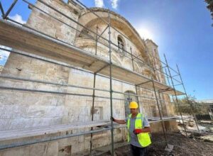Erhalt des kulturellen Erbes in den besetzten Gebieten: Restaurierung der Kirche Agios Nikolaos in Dhavlos abgeschlossen – Arbeiten an der Panagia-Faneromeni-Kirche in Gastria beginnen