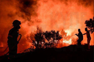Löschflugzeug im Einsatz gegen Waldbrände im Mittelmeerraum, Symbolbild für internationale Hilfe.